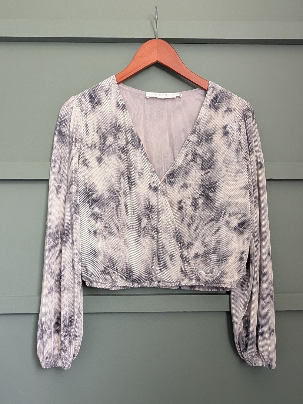 ASTR The Label Tie-Dye Surplice Long-Sleeve Crop Top - Grey & White